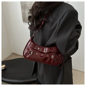 Vue latérale du sac à bandoulière Y2K bordeaux avec boucles et œillets métalliques