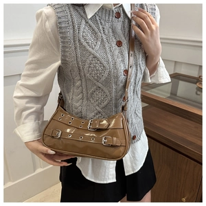 Sac demi-lune marron avec œillets métalliques et boucles de style punk Y2K tendance