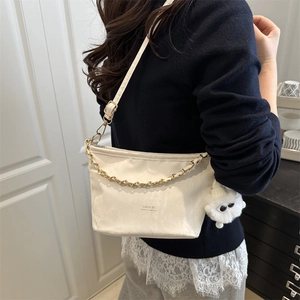 Minimalist off-white large capacity shoulder bag with chain strap and plush pendant