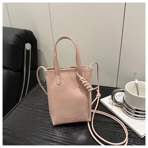 Détail du sac rose clair avec gaufrage FASHION BAGS et poignée à nœud élégante