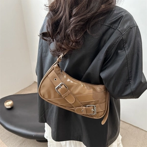 Sac baguette en cuir verni marron avec boucle métallique argentée et style vintage chic