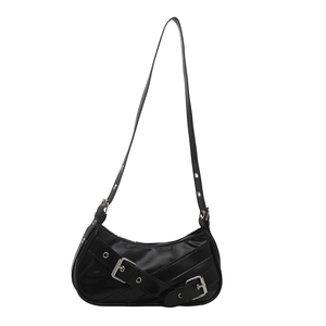 Sac à bandoulière noir minimaliste en similicuir brillant avec boucles de style punk chic