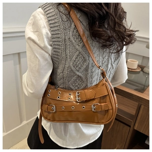 Gros plan du sac bandoulière en cuir PU marron avec sangles style Y2K et boucles argentées