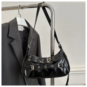 Sac sous le bras en cuir verni noir avec boucles punk et détails d'oeillets argentés