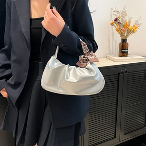 Borsa a mano argento plissettata a nuvola con manico in foulard di seta, moda 2025