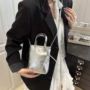 Sac bandoulière argenté métallisé avec logo Fashion Bags embossé et fine bandoulière