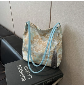 Detalle de bordado chino elegante en bolso tote con motivos de paisajes tradicionales