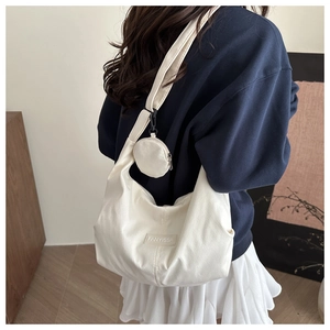 Dettaglio della borsa hobo in velluto a coste bianco con mini borsa tonda inclusa