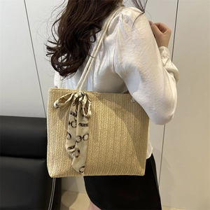 Grand sac cabas en paille à chevrons avec poignées en corde blanche et foulard décoratif