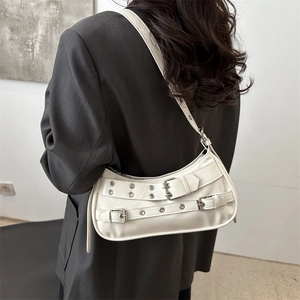 Sac baguette crème en cuir PU avec boucles décoratives et œillets métalliques