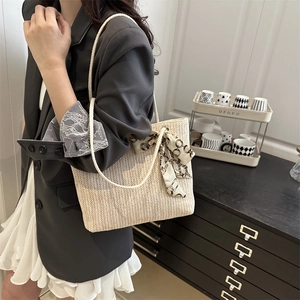 Sac fourre-tout beige en paille tressée avec foulard en soie et anses en coton
