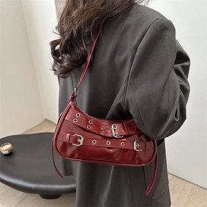 Sac baguette Y2K en cuir verni rouge foncé avec boucles punk et œillets métalliques