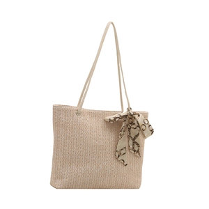 Grand sac cabas d'été en paille tressée avec foulard en soie et anses d'épaule larges
