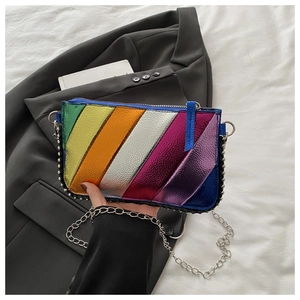 Détail du sac bandoulière métallisé coloré avec bordure de perles et bandoulière