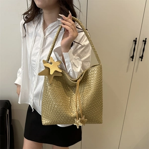 Sac hobo tissé doré minimaliste avec breloques étoiles et grande capacité de rangement