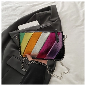 Détail du sac bandoulière en cuir métallisé arc-en-ciel avec chaîne et clous argentés