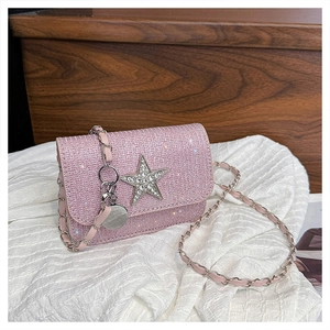Dettaglio borsa a tracolla rosa con strass scintillanti e decorazione a stella