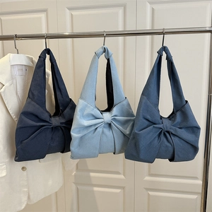 Trois grands sacs cabas en denim avec nœud décoratif en divers délavages bleus