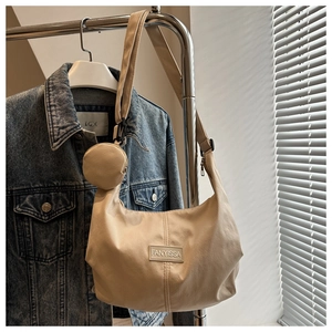 Détail d'un sac hobo en velours côtelé kaki avec bandoulière et porte-monnaie