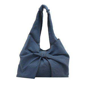 Grand sac cabas en denim bleu avec nœud surdimensionné et bandoulière large