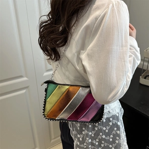 Sac à bandoulière arc-en-ciel métallique avec chaîne et rayures colorées sur un modèle
