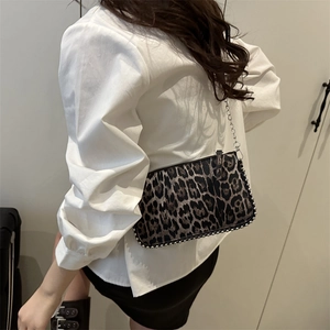Sac bandoulière tendance léopard avec bordure en perles argentées et chaîne sur modèle