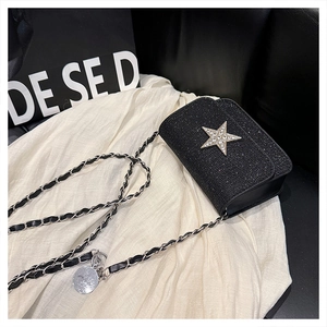 Dettaglio della mini borsa nera con paillettes, stella di strass argento e catena