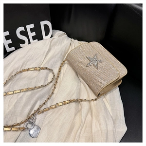 Dettaglio borsa a tracolla in paillettes champagne con stella di strass e catena