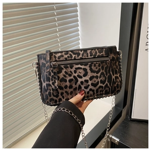 Détail du sac bandoulière léopard avec chaîne argentée et finition de bordure perlée