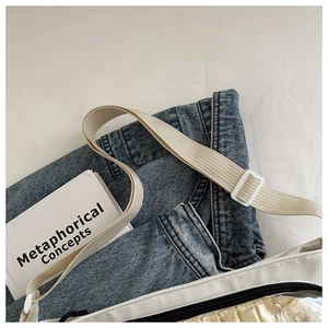 Détail du sac fourre-tout blanc cassé avec fenêtre PVC transparente et sangle tissée beige
