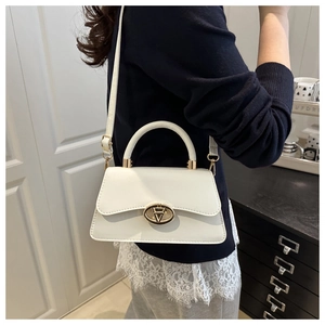 Vue latérale d'un sac à main en cuir blanc avec boucle ovale dorée et bandoulière réglable