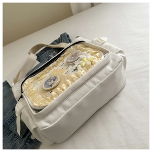 Gros plan d'un sac ita blanc avec fenêtre transparente et bordure en dentelle