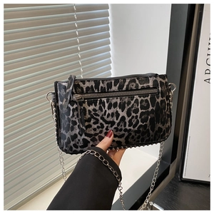 Détail du petit sac carré à imprimé léopard avec bandoulière chaîne et rivets argentés