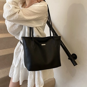 Grand sac cabas noir minimaliste en cuir grainé, sac à épaule élégant pour le quotidien