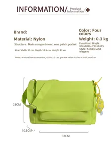 Détail du sac en nylon vert fluo avec dimensions 31x10.5x23cm et breloque fleur