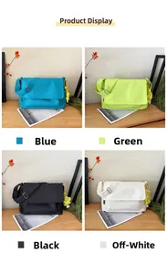 Détail de sacs bandoulière en nylon quatre couleurs avec breloque fleur sur table bois