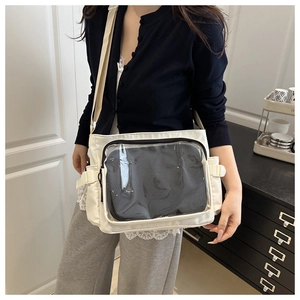 Détail de la sacoche en nylon blanc avec poche frontale en PVC transparent et filet noir