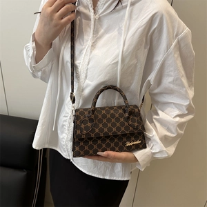 Sac bandoulière rétro marron avec monogramme, logo doré et poignée pour femme