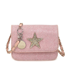 Borsa a tracolla rosa glitterata con stella di strass e catena su sfondo bianco puro