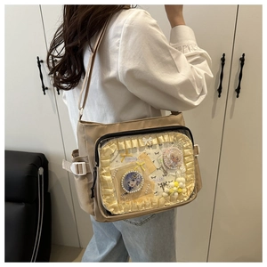 Détail du sac beige itabag montrant la fenêtre transparente et la dentelle jaune