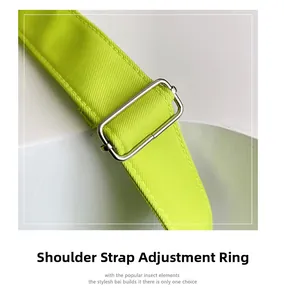 Vue macro de la sangle en tissu vert fluo avec boucle réglable en métal argenté