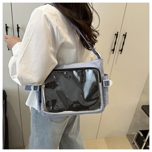 Sac bandoulière bleu avec fenêtre PVC transparente pour pin's et sangle réglable