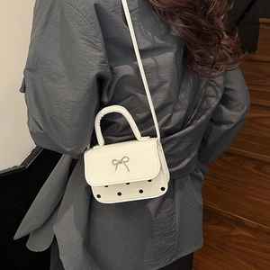 Mini sac blanc à pois noirs avec nœud papillon argenté et bandoulière pour femmes