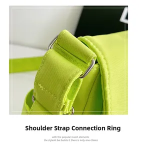 Gros plan sur la boucle en métal et les coutures de ce sac Oxford vert néon tendance