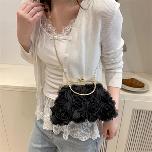 Elegante pochette da sera nera con rose 3D in mesh e tracolla a catena in metallo