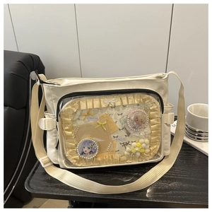 Détail du sac Ita beige avec fenêtre transparente en PVC pour badges et bijoux
