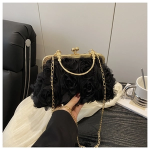 Détail du sac de soirée noir élégant avec fleurs 3D et chaîne en métal doré chic