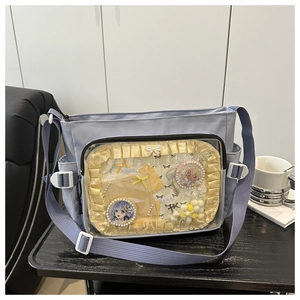 Détail du sac ita bleu clair montrant la fenêtre PVC avec des bords jaunes à volants