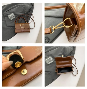 Dettagli della mini borsa in finta pelle marrone con fibbie dorate e chiusura magnetica