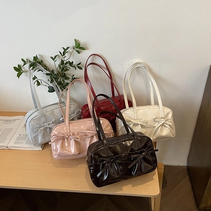 Glänzende Ledertaschen mit Schleifentaschen in fünf Trendfarben für Damen präsentiert
